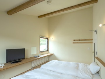 *客室一例/トリプルルーム(B1タイプ)/木の風合いが心地良い、フローリングに和風ベッドスタイルのお部屋。
