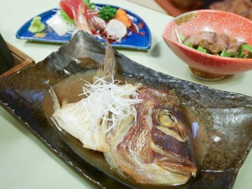 *夕食一例／近海産の鯛を使用した鯛の兜煮