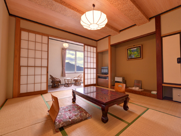*本館和室8畳（客室一例）/純和風の落ち着きある和室のお部屋。窓から望む中禅寺湖の絶景をご堪能下さい。