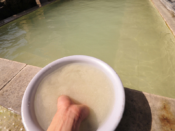 *露天風呂/源泉100％掛け流しの本物の硫黄泉。日和によってエメラルド色に湯が輝きます。