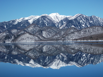 *冬の奥日光/中禅寺湖が鏡のようになる冬の一コマ