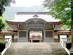 パワースポット弥彦神社はすぐ目の前!