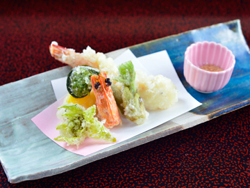 *夕食一例/色鮮やかなお料理が並びます。