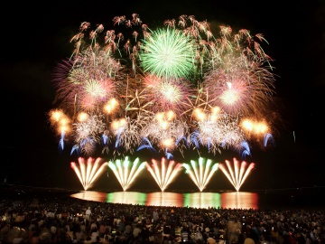 *ぎおん柏崎まつり海の大花火大会/海から次々に打ち上げられる鮮やかな花火は大迫力！