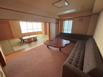 *特別室/広々とした二間の間取り。目の前に広がる雄大な日本海をご覧いただけます