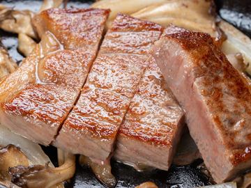 *【夕食一例】分厚くカットされ、口の中で肉汁があふれ出す最上級ランクのお肉を是非ご賞味ください。