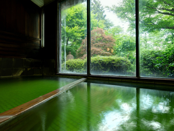 *【大浴場】美しいエメラルドグリーンのお湯。しっとりとした泉質で体の芯から温めてくれます。