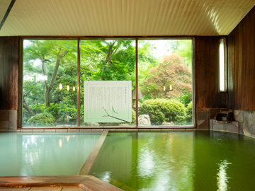 *【大浴場】珍しい緑色の温泉。お肌に優しくて、お子様も安心してご入浴いただけます。