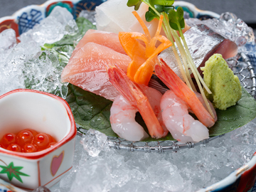 *【夕食一例】日本海で育った活きの良い新鮮な魚をお刺身でお召し上がりいただけます。