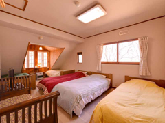 *洋室５ベッド（客室一例）/窓から入る光が室内を明るく。朝はやさしい自然光でお目覚め下さい。