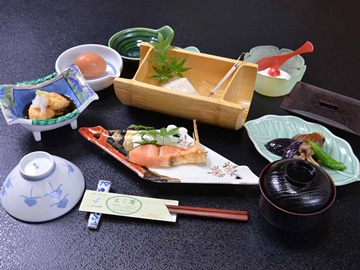 *ご朝食一例/土地の滋味を愉しむお料理が、朝の食卓を彩ります。