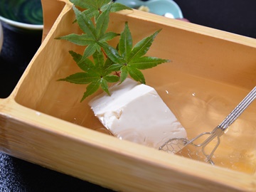 *ご朝食一例/土地の滋味を愉しむお料理が、朝の食卓を彩ります。