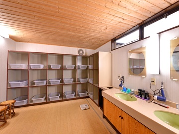 *脱衣処/掃除が行き届いた脱衣スペース。