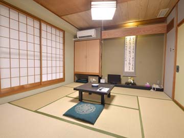 *当館のスタンダードな客室。部屋のしつらえはそれぞれ異なります。