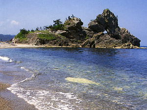 *能登の名勝【窓岩】　雄大な日本海を望むロケーションです。