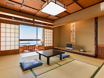 *［夕陽の見える和室10畳（檜風呂付）］檜風呂付でトイレがセパレート！広々過ごしやすい客室