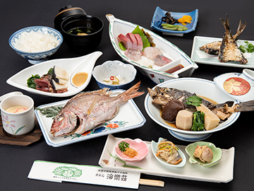 *［スタンダード夕食・一例］お刺身、焼き魚、煮魚、揚げ物など能登の海の幸をふんだんに使った海鮮料理