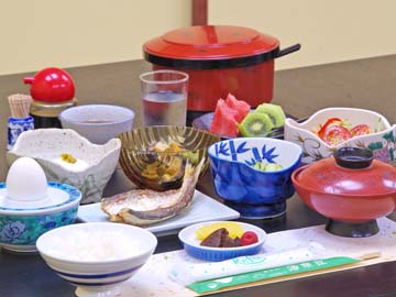 *旬の魚を使った干物。地野菜サラダ、からし豆腐など、郷土料理を意識した和定食をご用意。