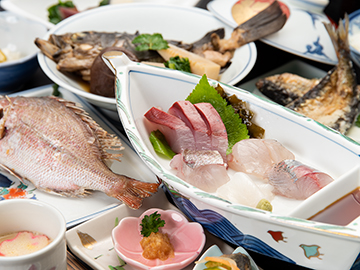 *［スタンダード夕食・一例］お造り／能登で揚がった旬の新鮮な海の幸をたっぷりご堪能ください