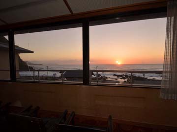 *日本夕陽100選にも選ばれた海岸です。一部、お部屋から夕陽が楽しめるお部屋もあります。