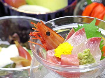 *旬の日本海の魚と山の幸を召上れ。