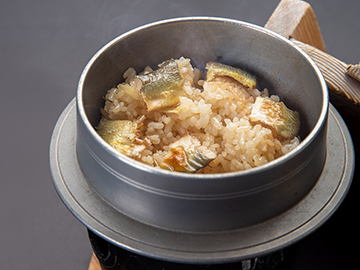 【夕食一例】夏季限定・天然鮎づくし会席（鮎姿釜めし）