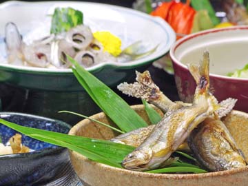 *手取川で捕れる、天然の川魚をご用意。時期により鮎・岩魚・あまご・桜マスが並びます。