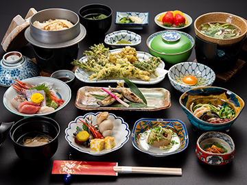 【夕食一例】季節の山海おまかせ会席（全体）