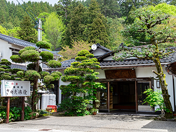 【外観│全体（昼）】金剱宮に一番近い白山の恵みでもてなす純和風数寄屋造りの宿です