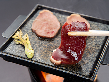 【夕食一例】ジビエを組み合わせた季節の和会席（鹿肉の鉄板焼き）