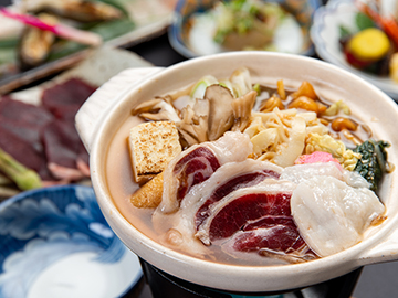 【夕食一例】ジビエを組み合わせた季節の和会席（熊肉鍋）