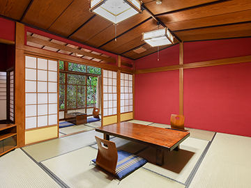 【客室│和室8～10畳一例】深山・朱色の壁を配した囲炉裏付広縁がある純和風の客室