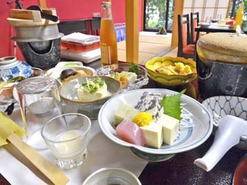 *野菜中心の会席料理です。豆腐・こんにゃくなど、体にやさしい素材を使用。