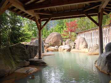 【貸切露天風呂】宝の湯。広々とした貸切露天風呂。グループや家族