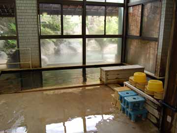 内湯（女性）鉄分の多い滑らかな温泉。