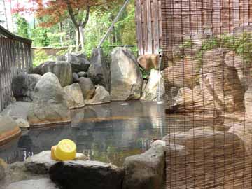 貸切露天風呂も源泉かけ流し。24時間お愉しみいただけます♪