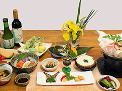 *季節の素材を使った和食膳（一例） 地元産の旬の食材も使用し、女将自慢の料理でおもてなしいたします。