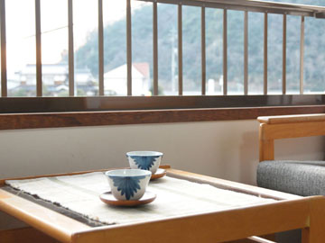 【和室】窓から吉田川のせせらぎを眺めながらゆっくり過ごしてみませんか。