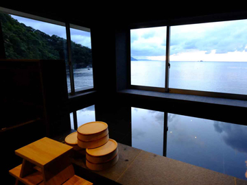 【内湯】海を眺めながらゆったりとお湯に浸かる