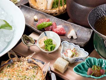 【*夕食一例】器や盛り付けにもこだわり、目でも楽しめるように工夫しております。