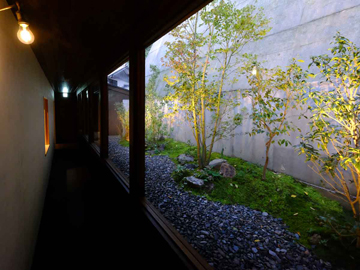 【館内】山側の廊下沿いには庭園を
