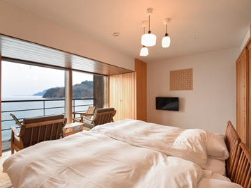 *【ツイン一例】ベッドタイプの洋室。横になりながら目の前に海が広がる贅沢。