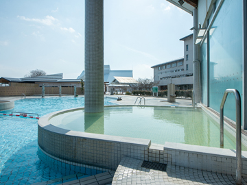 *SPAプール…温泉を使用した、暑い夏も冬の雪の日でも一年中楽しめる屋外プールです。