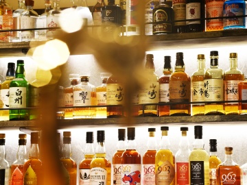 *やわらかな灯りと一杯のお酒に包まれながら、旅の余韻を味わう大人の夜時間
