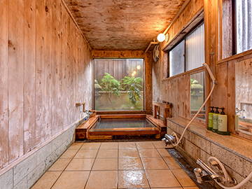 *温泉／浴室全体に木のぬくもりを感じる、源泉かけ流しの温泉