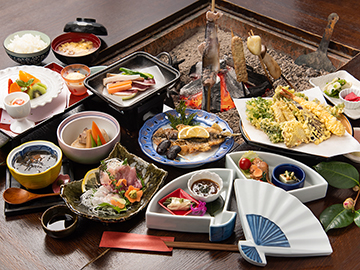 *夕食一例(里山御膳＋炭火焼)／山菜や川魚を中心に、季節の美味しいものをお腹いっぱい召し上がれ！