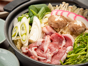 *夕食一例(ジビエ鍋2人前イメージ)／猪（ぼたん鍋）・鹿（もみじ鍋）など冬の名物です