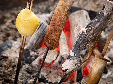 *夕食一例(炭火串焼き)／炭で焼いた岩魚はあつあつふっくら格別の美味しさ