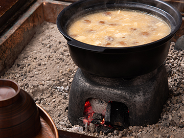 *朝食一例(炭火焼プラン)／炭火で温めるお味噌汁は体の芯まで温めてくれます