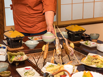 *出来立てをお持ちいたします。食材のこと、お料理のこと、なんでも聞いてみてくださいね